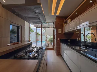 Cozinha moderna com ilha e acesso a uma área externa com jardim.