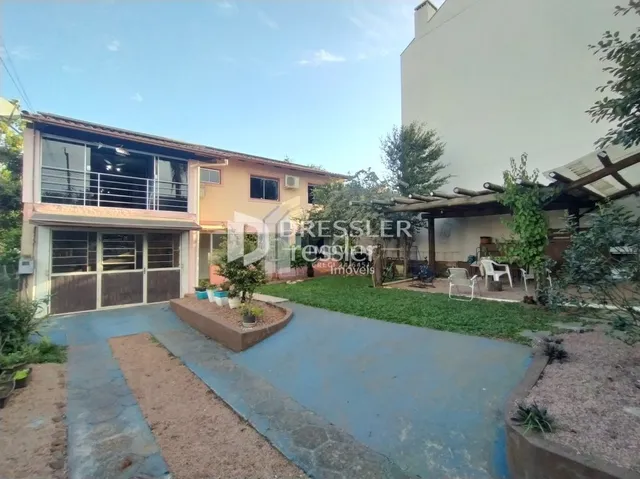 Fachada de uma residência em Lajeado com área externa.