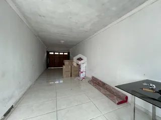 Corredor interno de uma residência com piso de cerâmica.