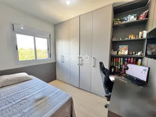Quarto com armários embutidos e piso de madeira clara.