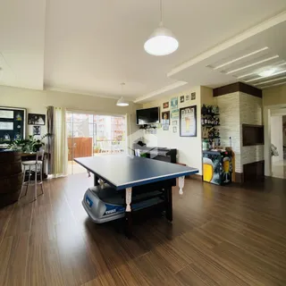 Sala de jantar ampla com piso de madeira e acesso à área externa.