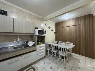 Foto de uma cozinha e área de jantar em um imóvel.