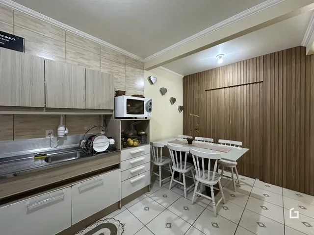 Foto de uma cozinha e área de jantar em um imóvel.