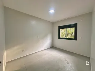 Uma sala com piso de cerâmica e janela de grande porte.