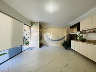 Interior de uma sala de estar com piso de cerâmica e acesso ao exterior.