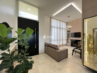 Sala de estar com sofá e lareira em um imóvel no Brasil.