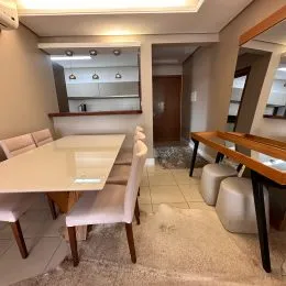 Foto de um ambiente interno com uma mesa grande e iluminação clara.