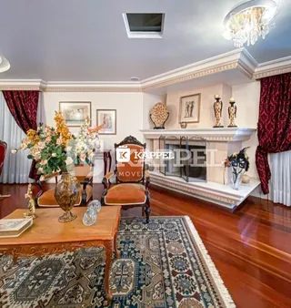 Sala de estar com piso de madeira e lareira decorada.