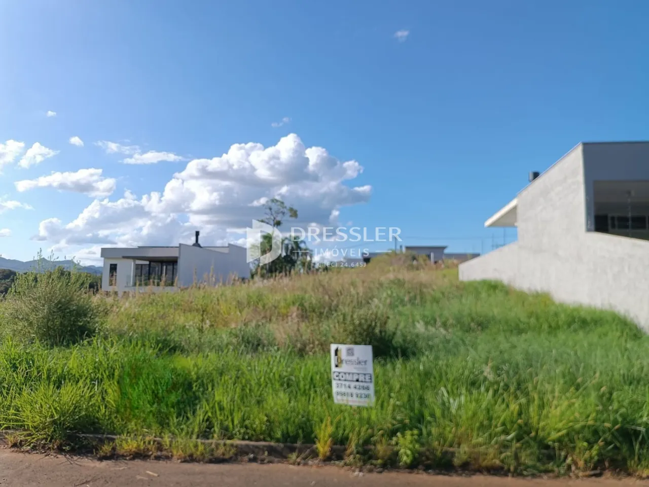 Vista externa de uma residência em Lajeado, Brasil, cercada por vegetação alta.