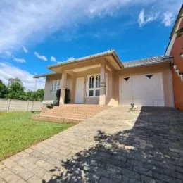 Fachada de uma casa residencial em Lajeado, Brasil, com garagem e jardim.