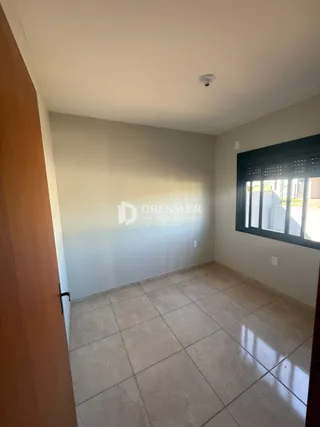 Interior de uma sala com piso de cerâmica clara.