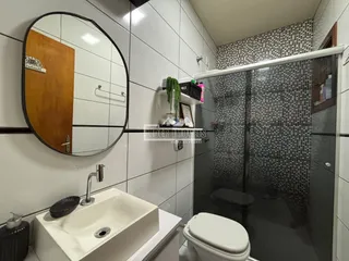 Banheiro com revestimento de azulejos brancos e pretos.