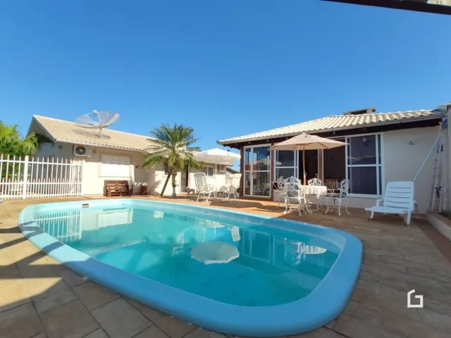 Foto de uma piscina externa em uma residência no Brasil.
