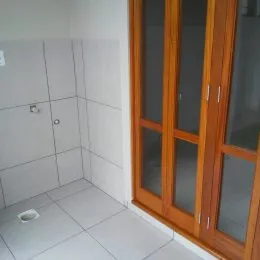 Foto de um ambiente interno com piso e paredes brancas.
