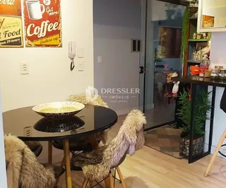 Ambiente interno com mesa de centro escura e decoração de pele