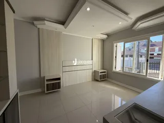 Ambiente interno moderno com piso de cerâmica e armários embutidos.