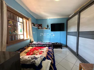Foto de um quarto com janela e armários em um imóvel.