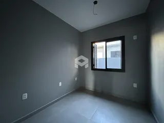 Ambiente interno de uma sala com paredes cinzas e piso claro.