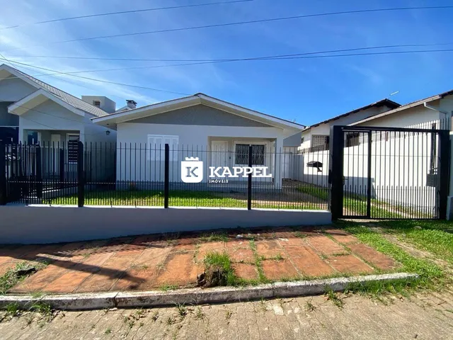Fachada de uma residência em Lajeado, Brasil, com cerca e portão de segurança.