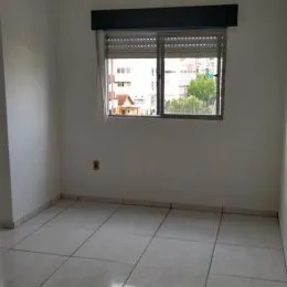 Foto de um ambiente interno com parede branca e janela.