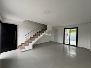 Ambiente interno de uma área aberta com escadaria em uma residência em Lajeado.