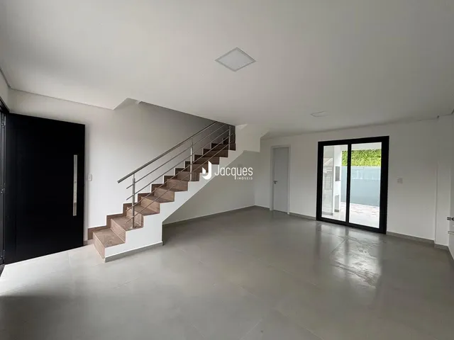 Ambiente interno de uma área aberta com escadaria em uma residência em Lajeado.