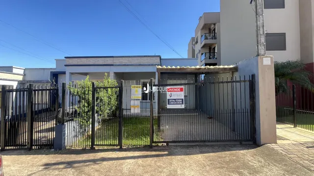 Fachada de uma propriedade com portão de ferro na Lajeado, Brasil.