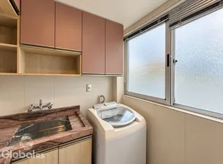 Foto de uma cozinha mostrando bancadas e armários superiores.