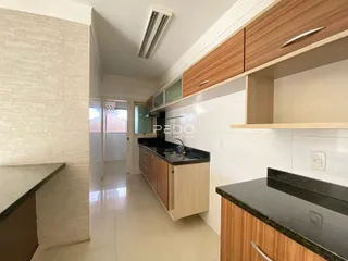 Hall de um apartamento moderno com armários de madeira e piso claro.