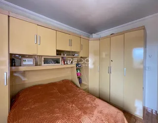 Quarto com armários e cama em um imóvel.