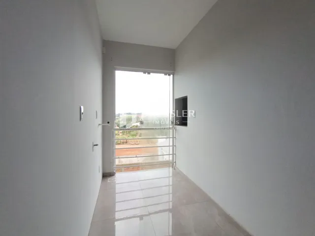 Hall de entrada com vista para a área externa.