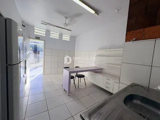 Imagem de uma cozinha com piso de cerâmica e ilha central.