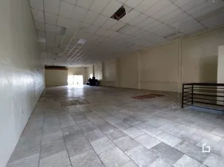 Foto de um ambiente interno com piso de cerâmica e teto suspenso.