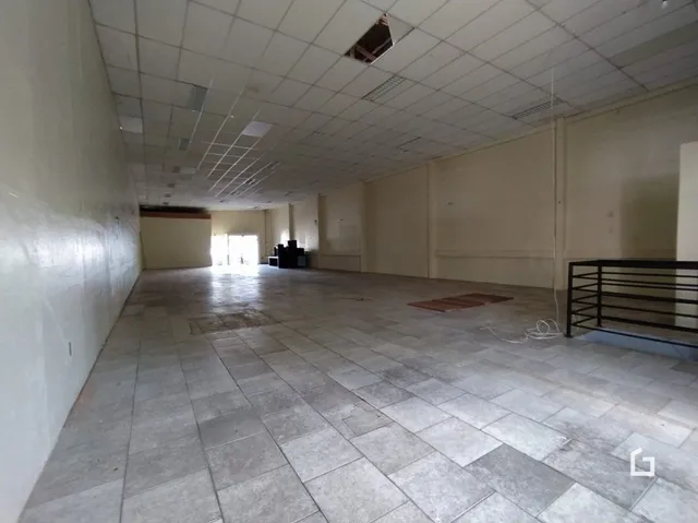Foto de um ambiente interno com piso de cerâmica e teto suspenso.