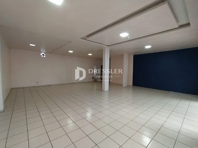 Foto de um ambiente interno com piso de cerâmica claro.