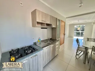 Foto de uma cozinha com armários e bancada em um imóvel no Brasil.