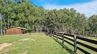 Paisagem externa com gramado e cerca de madeira em uma propriedade em Lajeado.