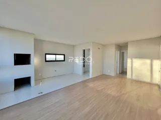 Sala de estar ampla com piso de madeira clara e janela.