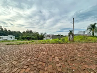 Vista externa de uma área pavimentada com tijolos em Lajeado, Brasil.