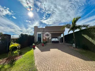 Vista externa de uma casa em Lajeado com jardim e entrada pavimentada.