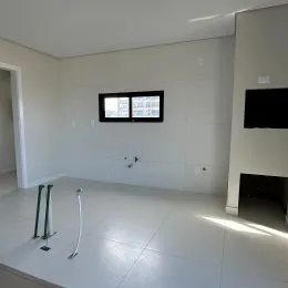 Vista interna de um ambiente amplo e claro.