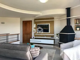 Sala de estar moderna com lareira e decoração contemporânea.