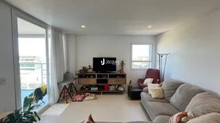Sala de estar iluminada com porta de vidro e vista externa.