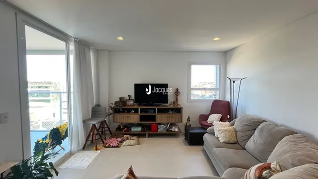 Sala de estar iluminada com porta de vidro e vista externa.