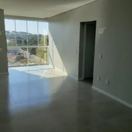 Vista interna de um ambiente amplo com grande luminosidade natural.