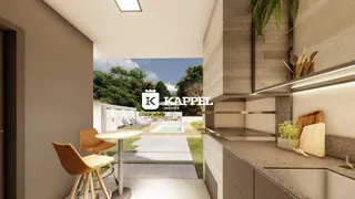 Sala de estar com vista para um jardim e piscina externa.