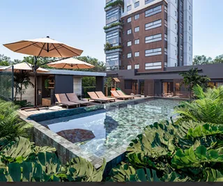 Foto de uma piscina externa com espreguiçadeiras e paisagismo verde.