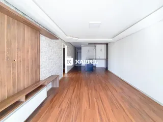 Hall de entrada com piso de madeira e paredes texturizadas.
