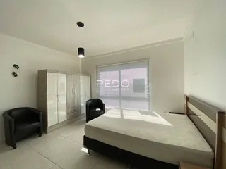 Quarto com cama e armários em um imóvel.