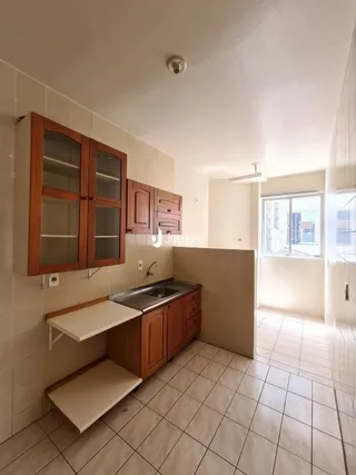 Ambiente interno com piso de cerâmica e armários de madeira.